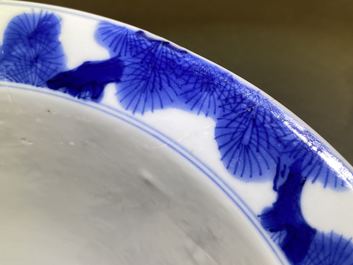 Een Chinese blauw-witte 'Drie vrienden van de winter' kom, Kangxi merk en periode